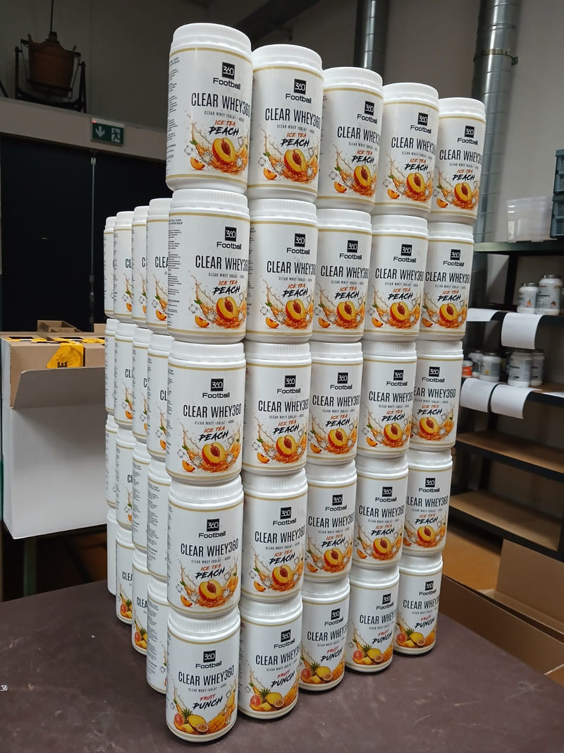 Fertig etikettierte Clear-Whey-Dosen in der Produktion