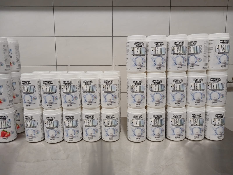 Etikettierte Creatin-Dosen als Beispiel für Eigenmarkenprodukte