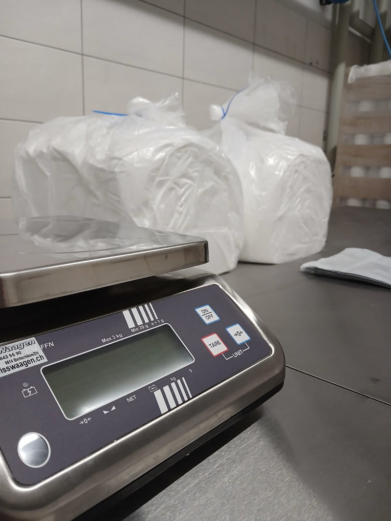 Waage und vorbereitete Materialien am Produktionsarbeitsplatz